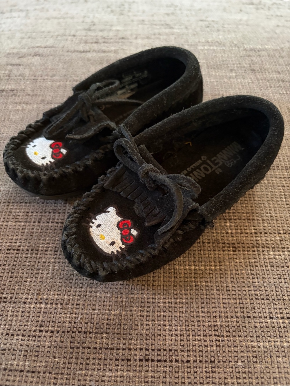 Minnetonka Hello Kitty Toddler Girls Moccasins Sz 7